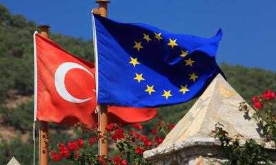 De vlaggen van Turkije en de EU naast elkaar