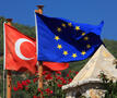 De vlaggen van Turkije en de EU naast elkaar